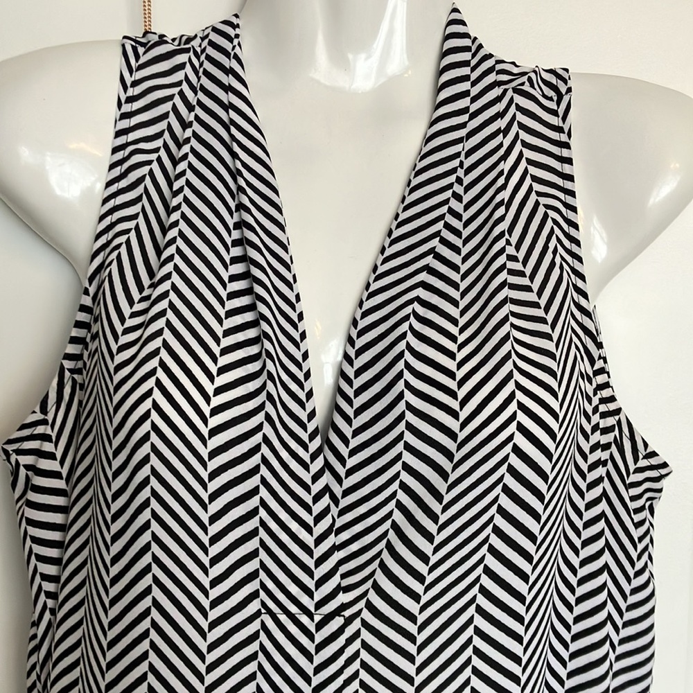 🛑SOLD🛑Just listed💕 black&white diagonal print short sleeved blouse w/V - Picture 2 of 9